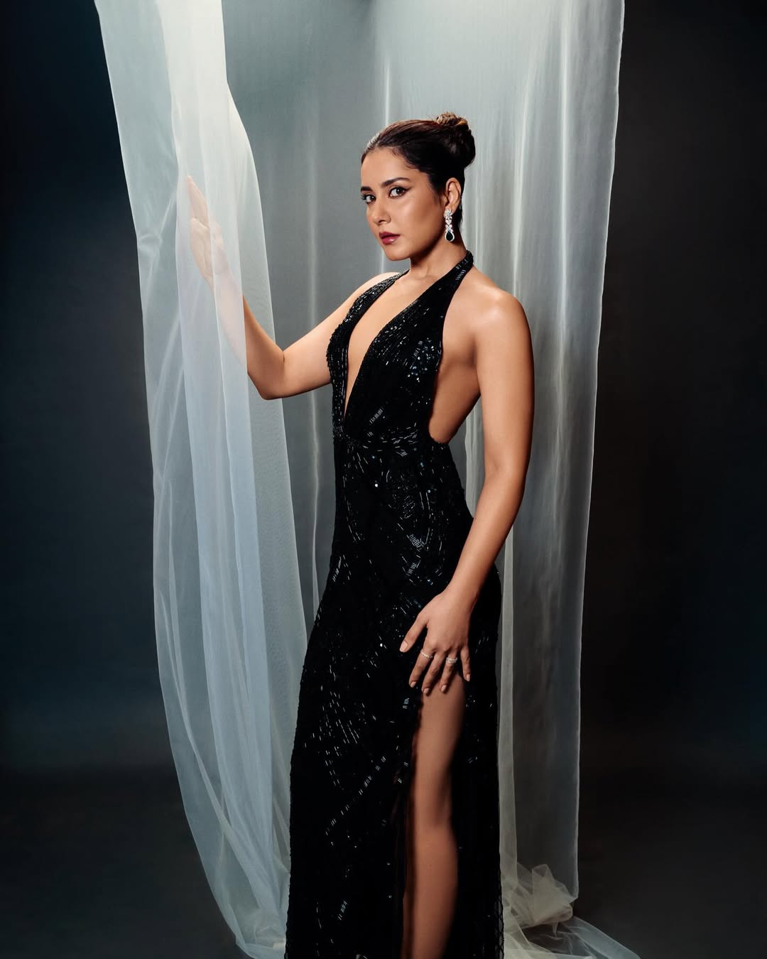 Raashi Khanna Ravishing Photos Set Internet Trends