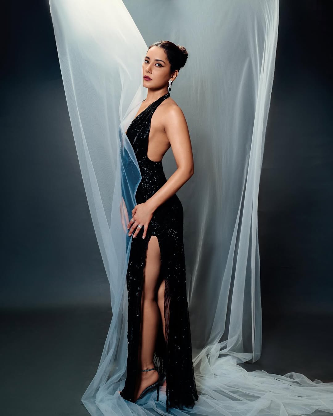 Raashi Khanna Ravishing Photos Set Internet Trends