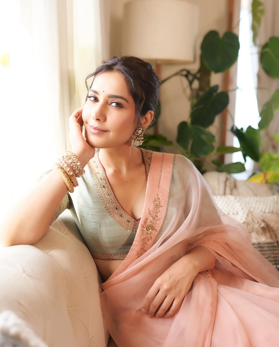 Raashi Khanna Ravishing Photos Set Internet Trends