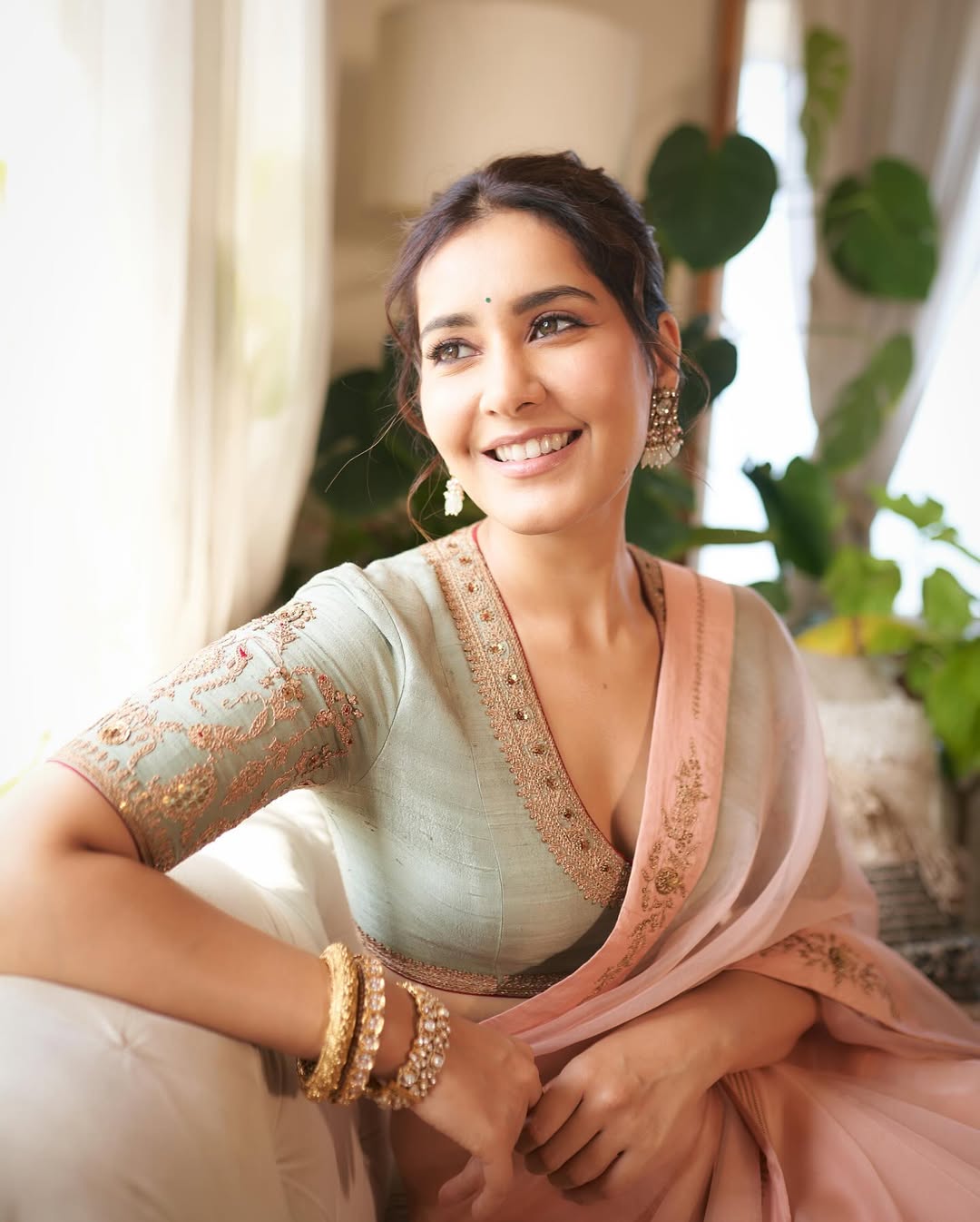 Raashi Khanna Ravishing Photos Set Internet Trends