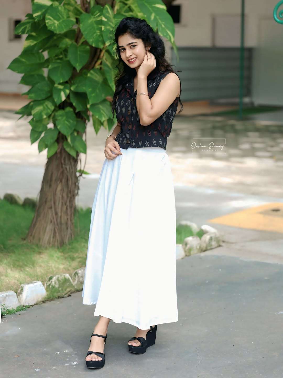 Janany Kunaseelan Stuns in Latest Photoshoot | Leo Actress Glows