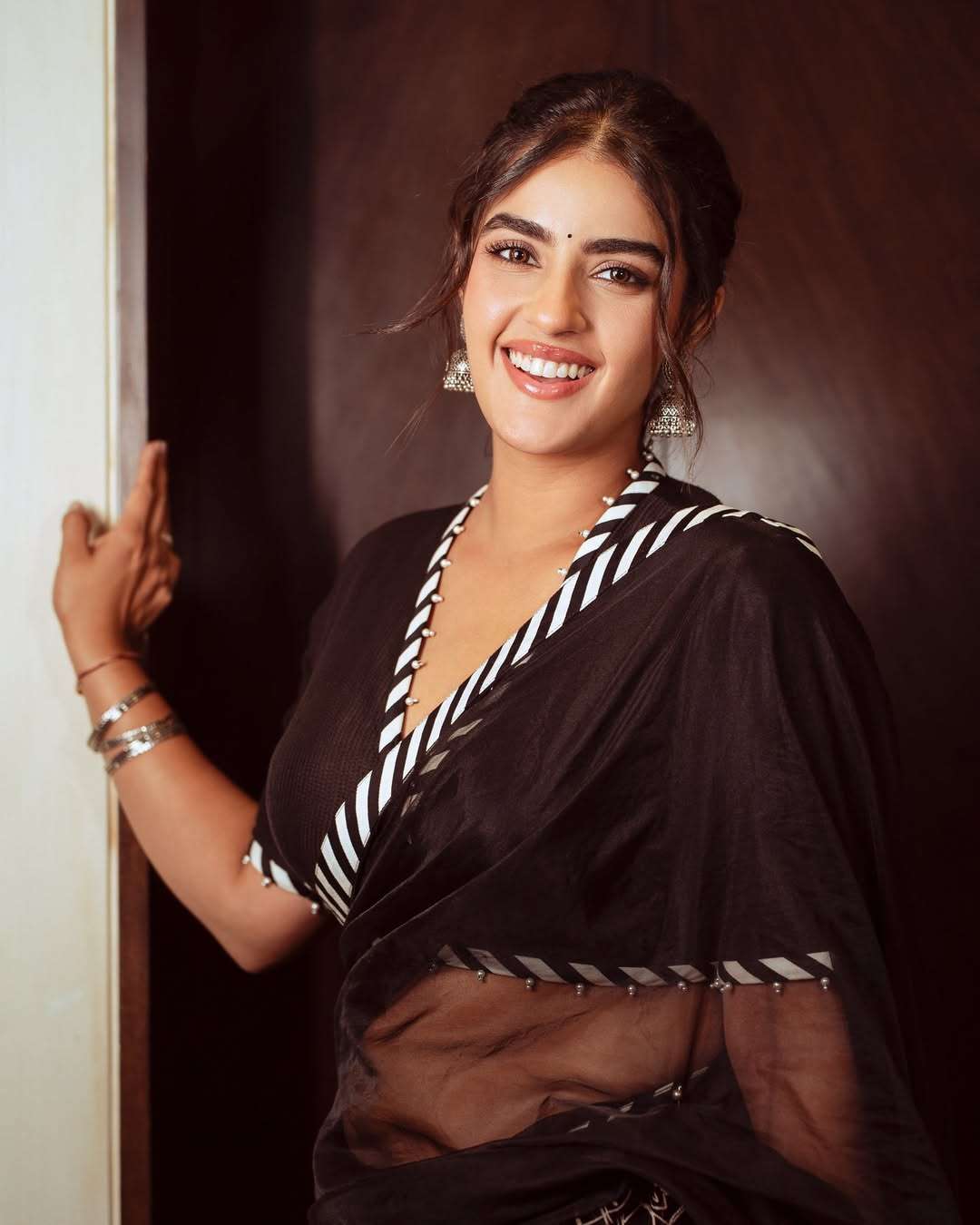 Kavya Thapar Stuns Fans with Her Glamorous New Look