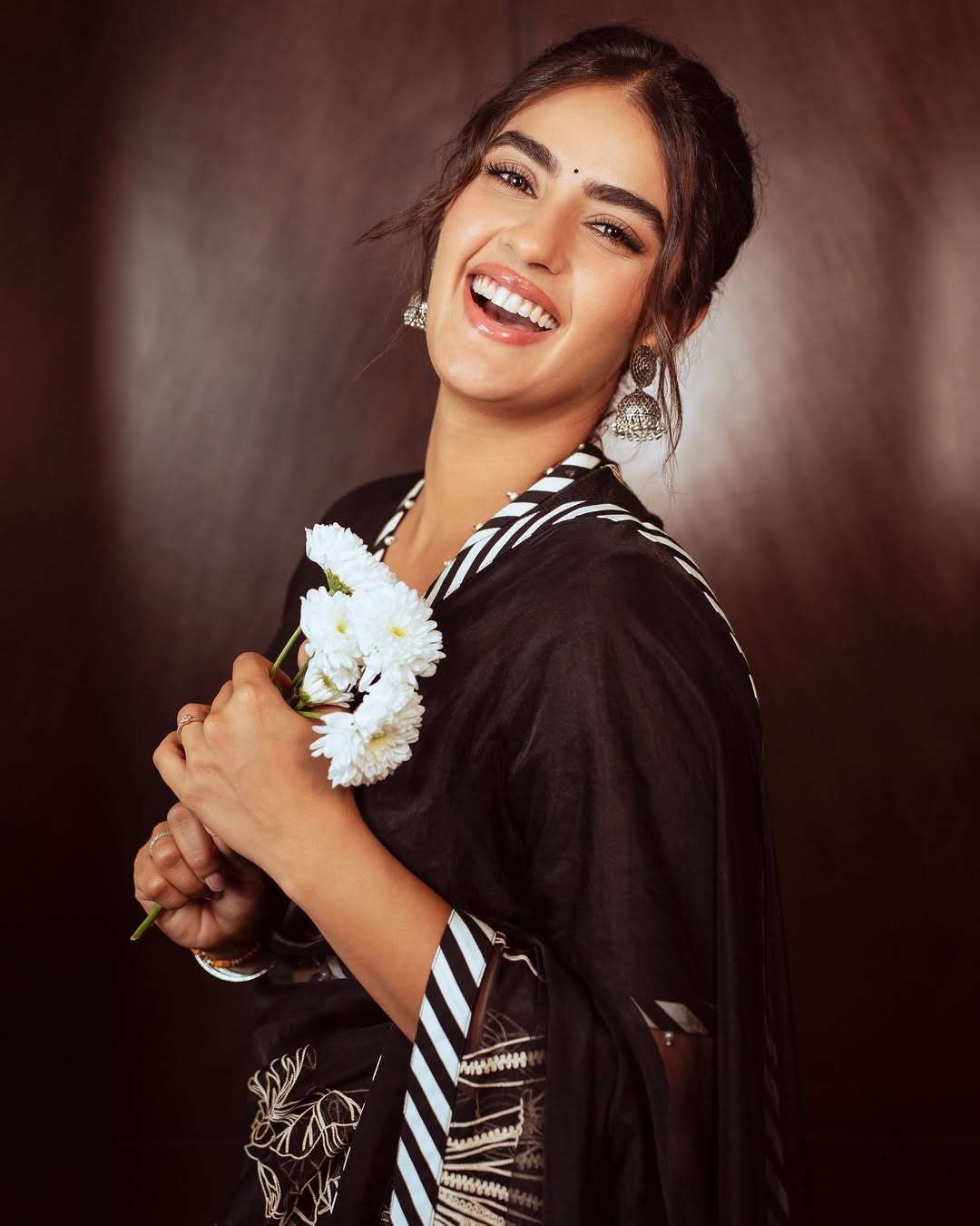 Kavya Thapar Stuns Fans with Her Glamorous New Look