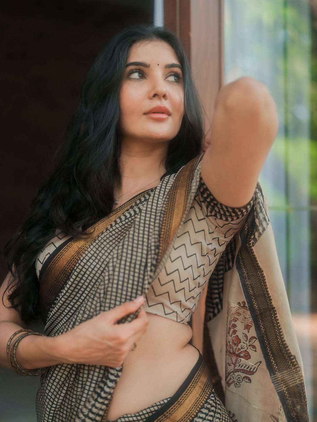 Madhuri Jain Mind Blowing Photos Go Viral on all social media platform