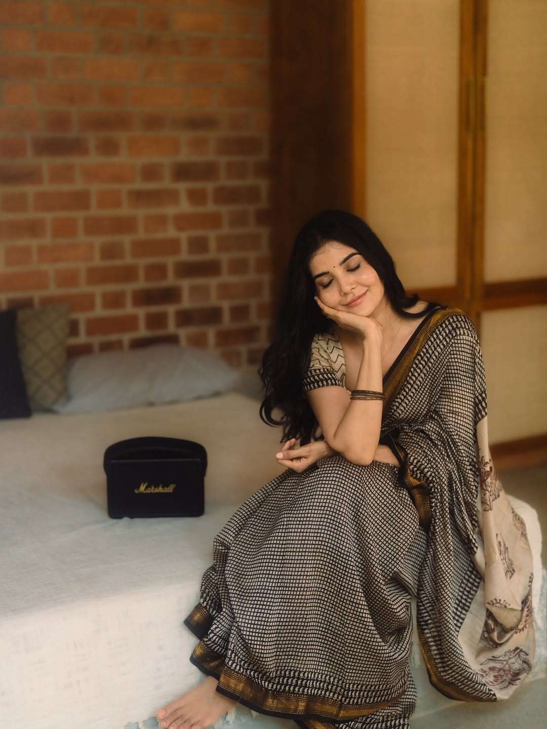 Madhuri Jain Mind Blowing Photos Go Viral on all social media platform