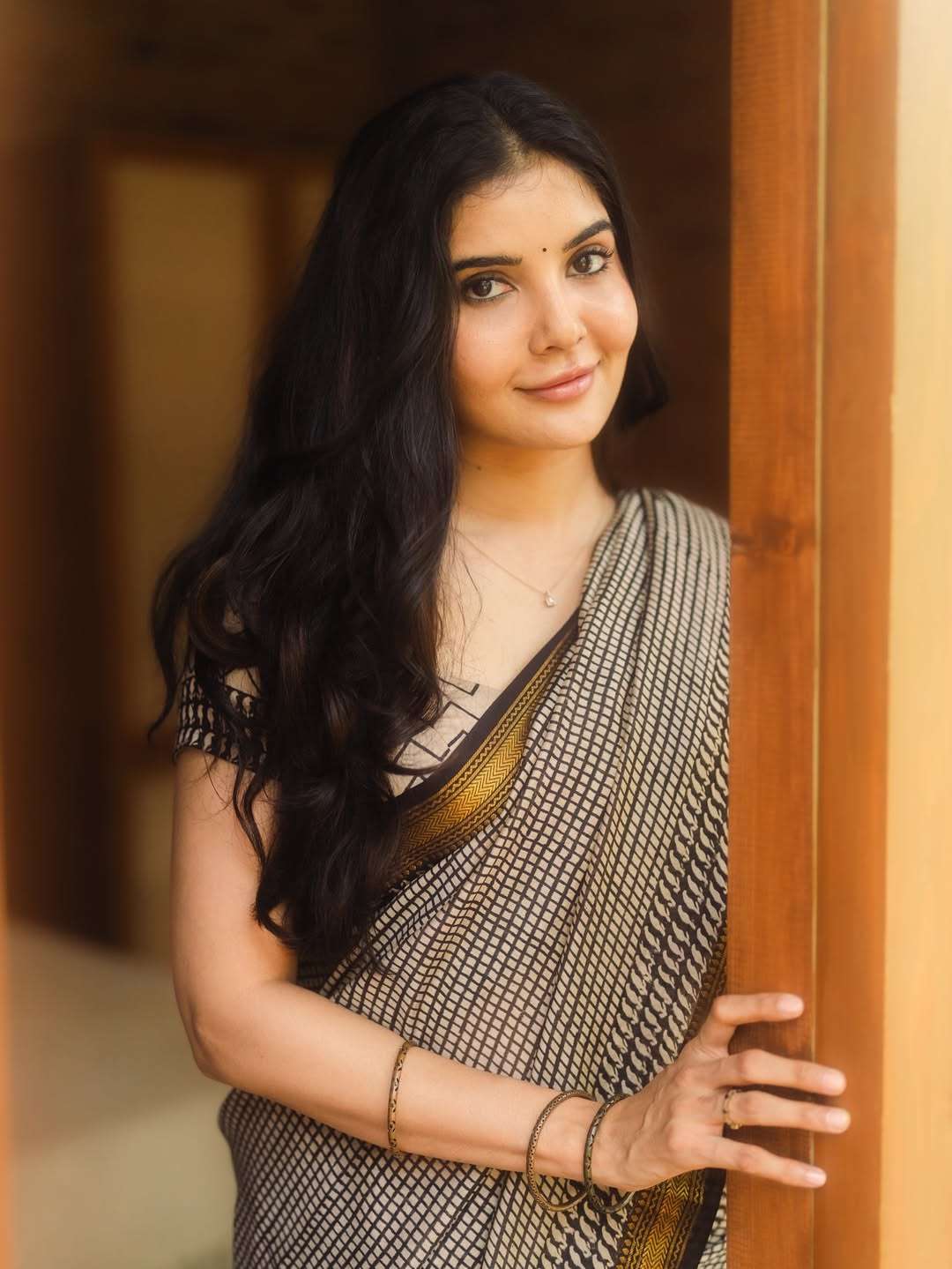 Madhuri Jain Mind Blowing Photos Go Viral on all social media platform