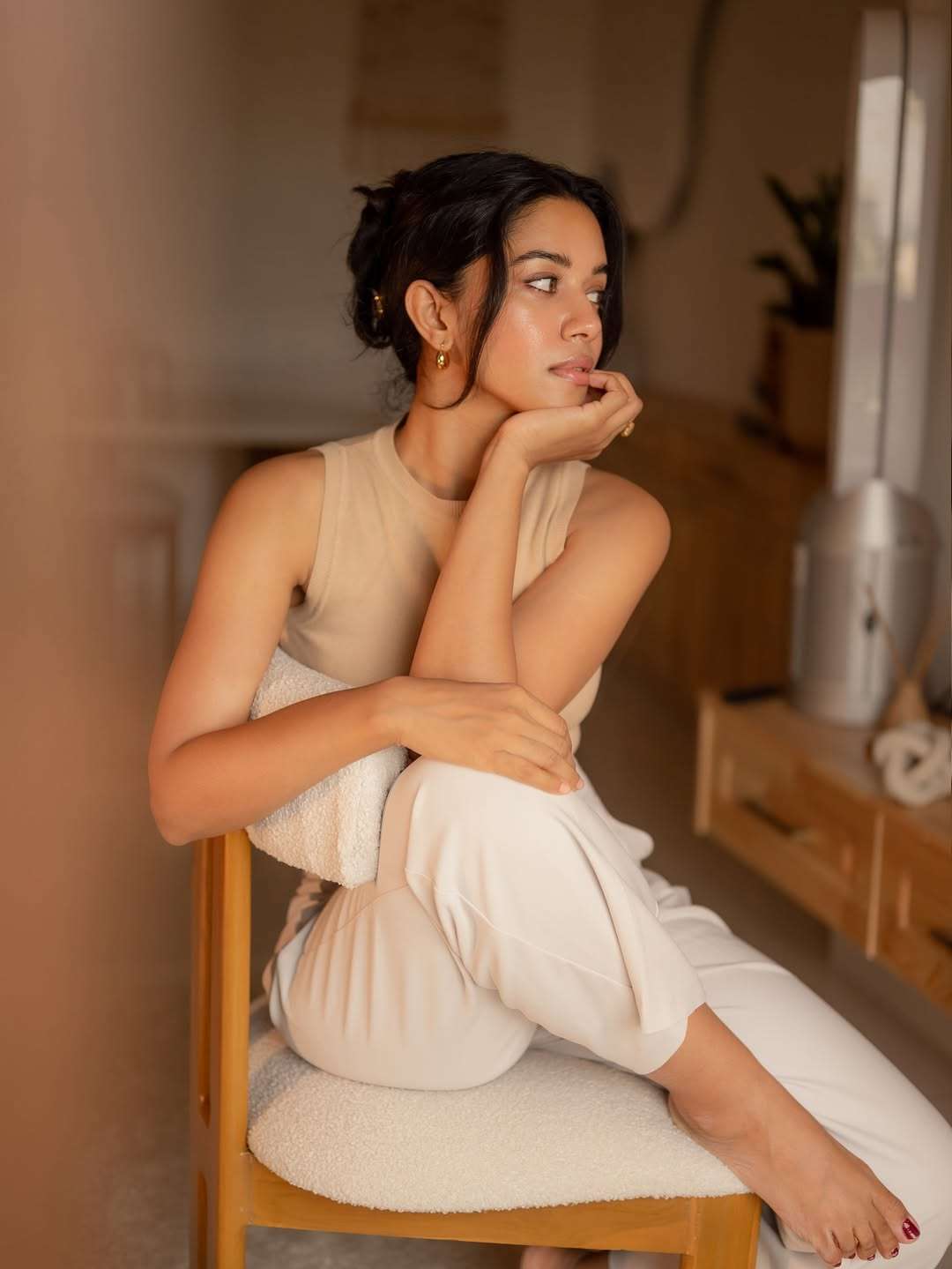 Mirnalini Ravi Shines in Her Elegant New Look – Stylish Photos Go Viral Online