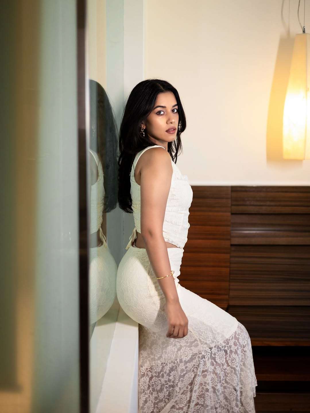 Mirnalini Ravi Shines in Her Elegant New Look – Stylish Photos Go Viral Online