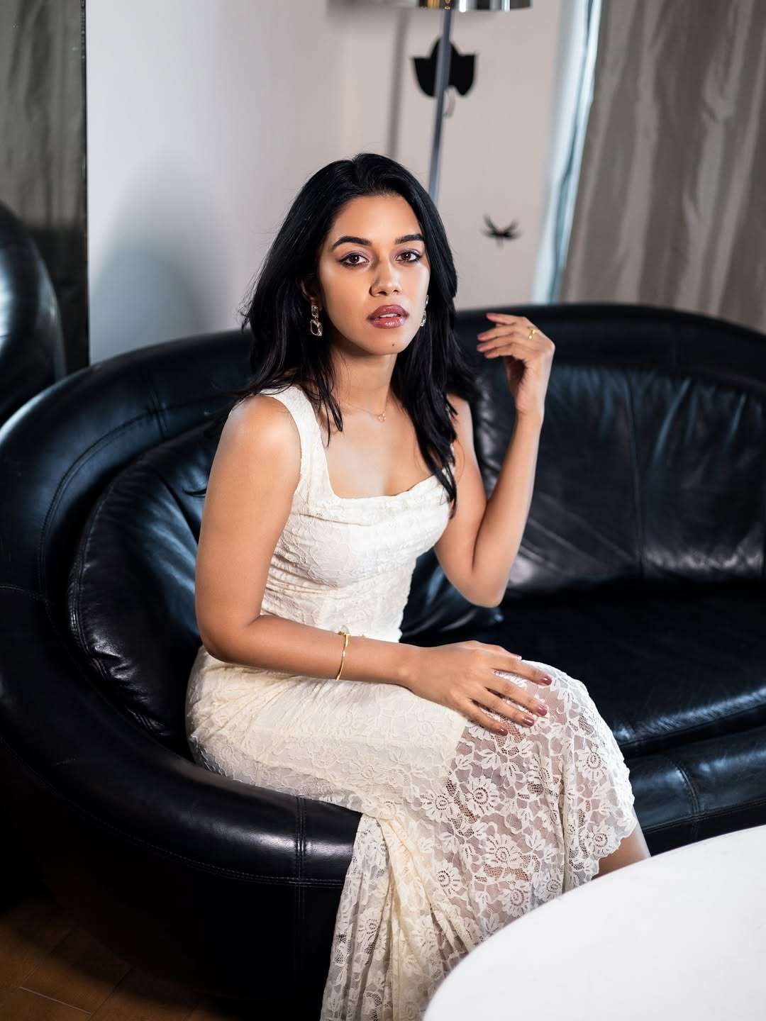 Mirnalini Ravi Shines in Her Elegant New Look – Stylish Photos Go Viral Online