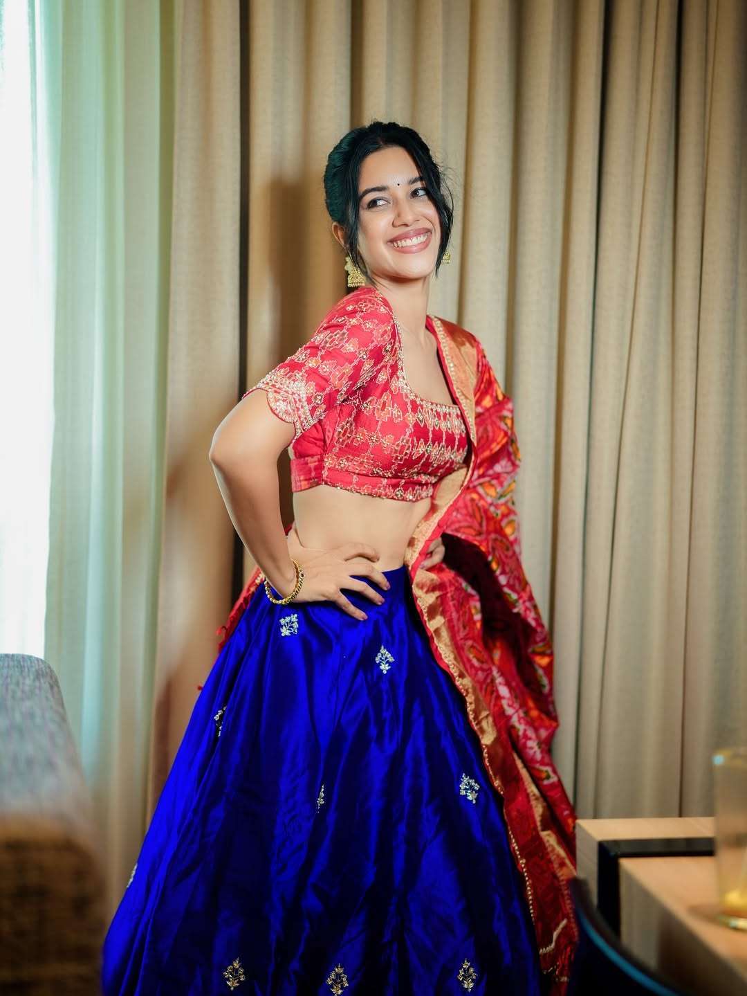 Mirnalini Ravi Shines in Her Elegant New Look – Stylish Photos Go Viral Online