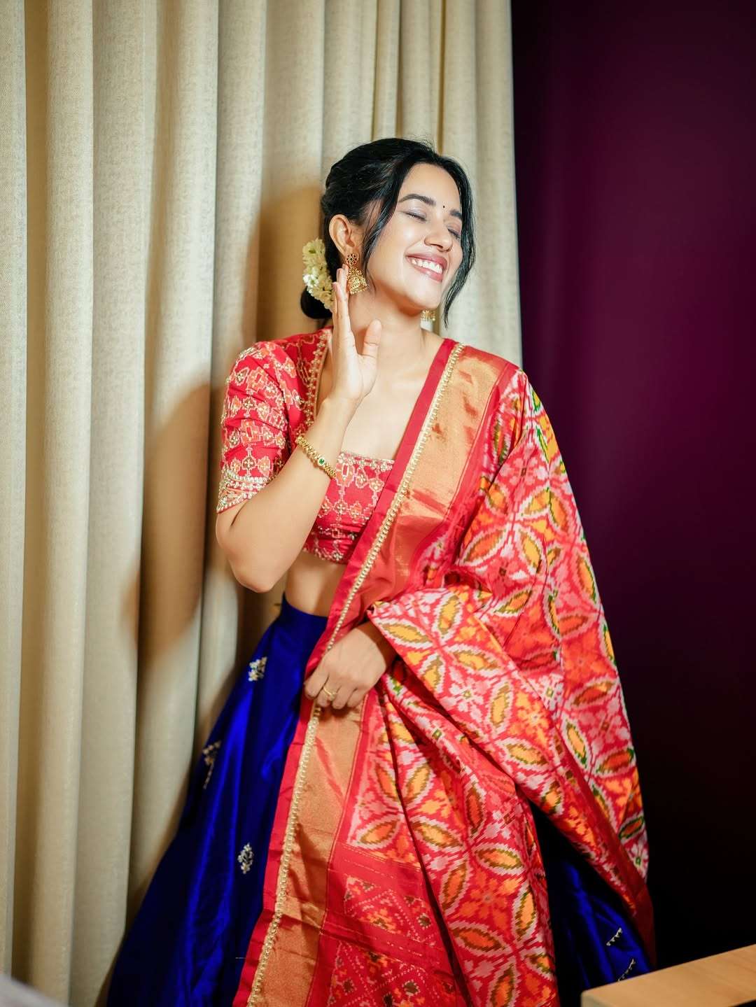 Mirnalini Ravi Shines in Her Elegant New Look – Stylish Photos Go Viral Online