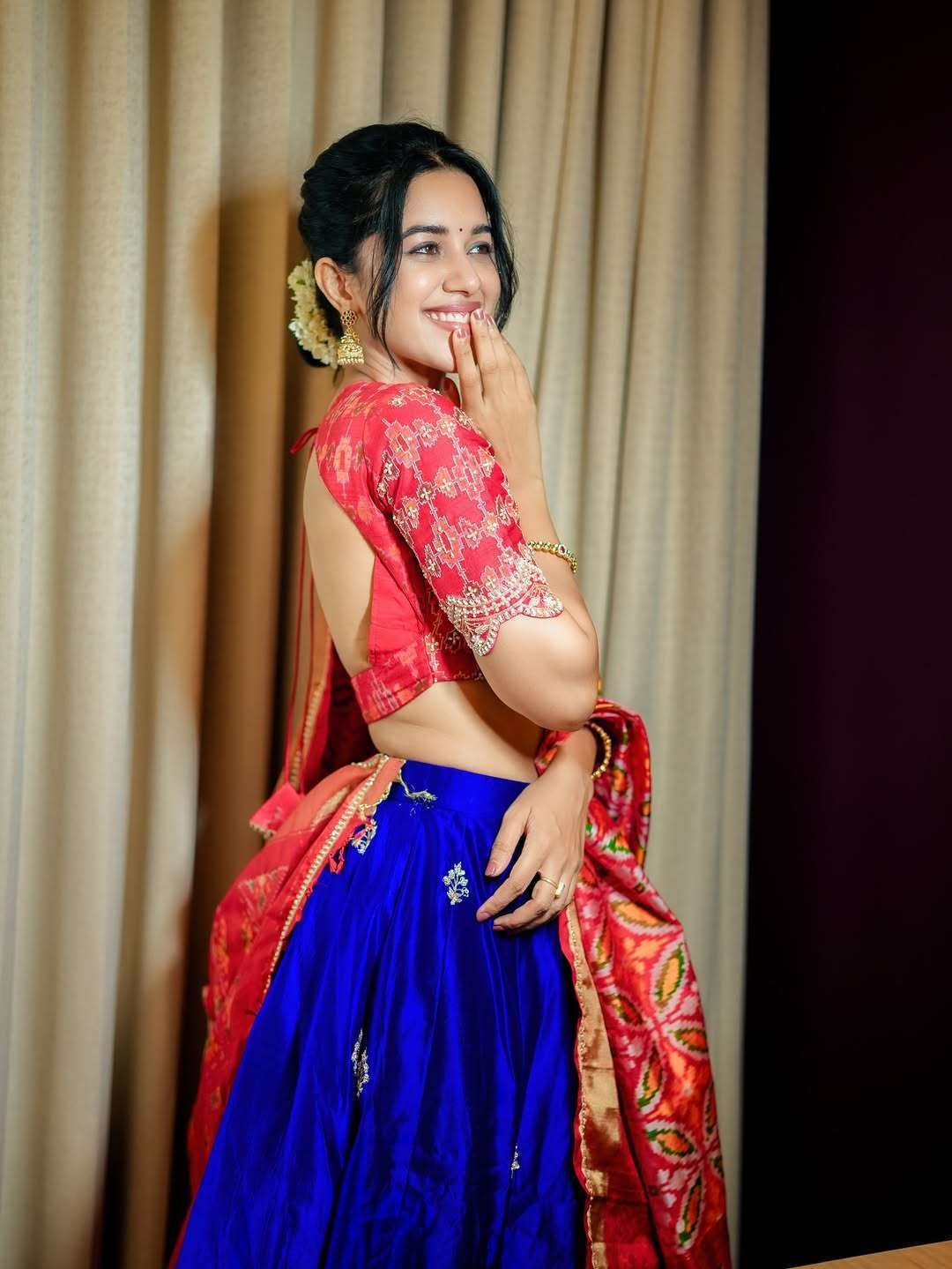 Mirnalini Ravi Shines in Her Elegant New Look – Stylish Photos Go Viral Online
