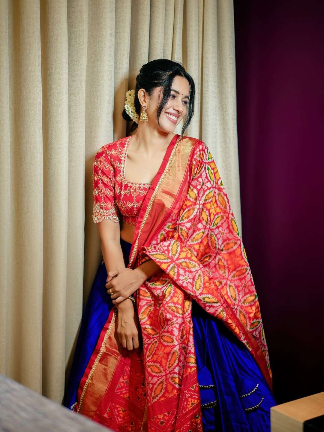 Mirnalini Ravi Shines in Her Elegant New Look – Stylish Photos Go Viral Online