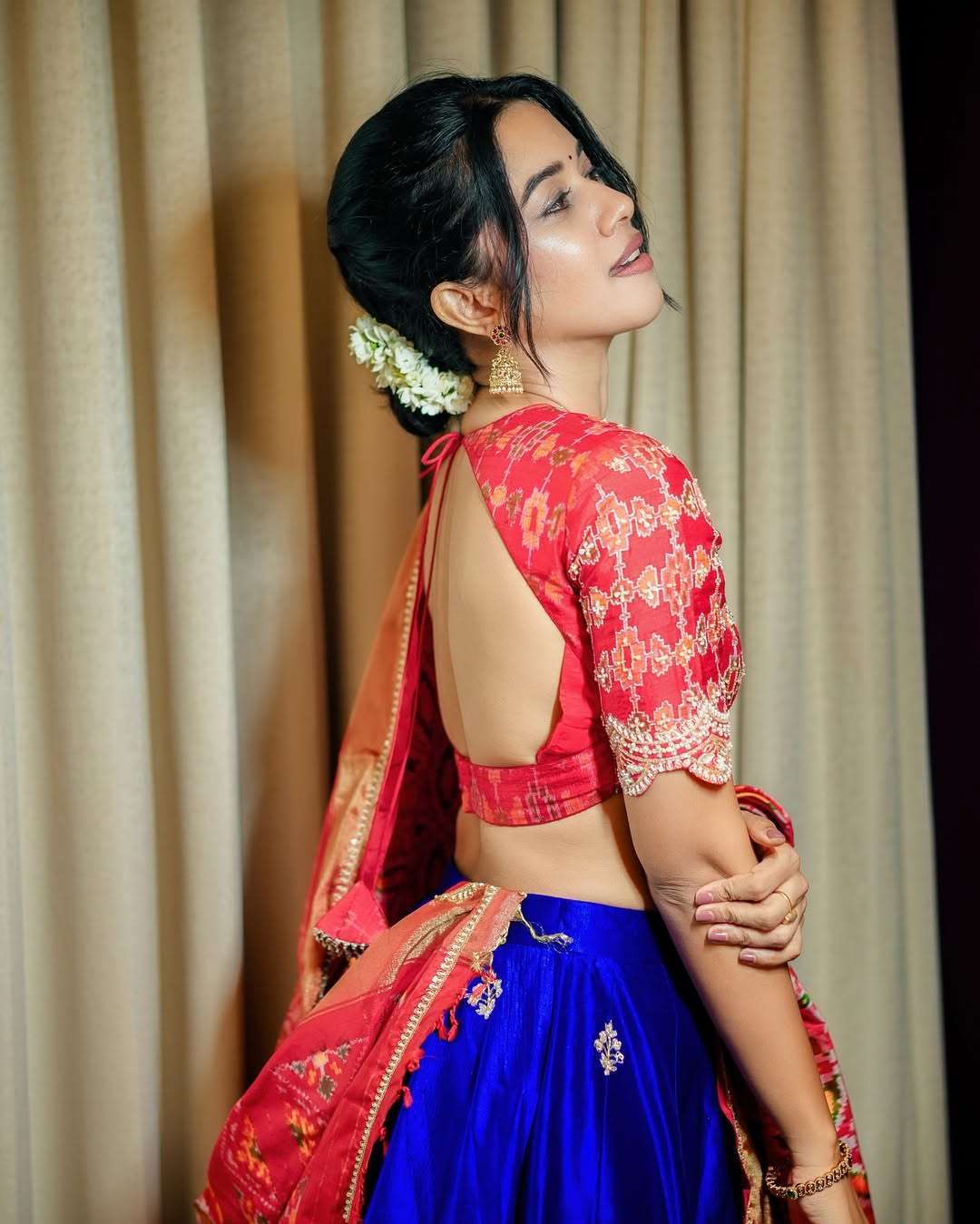 Mirnalini Ravi Shines in Her Elegant New Look – Stylish Photos Go Viral Online