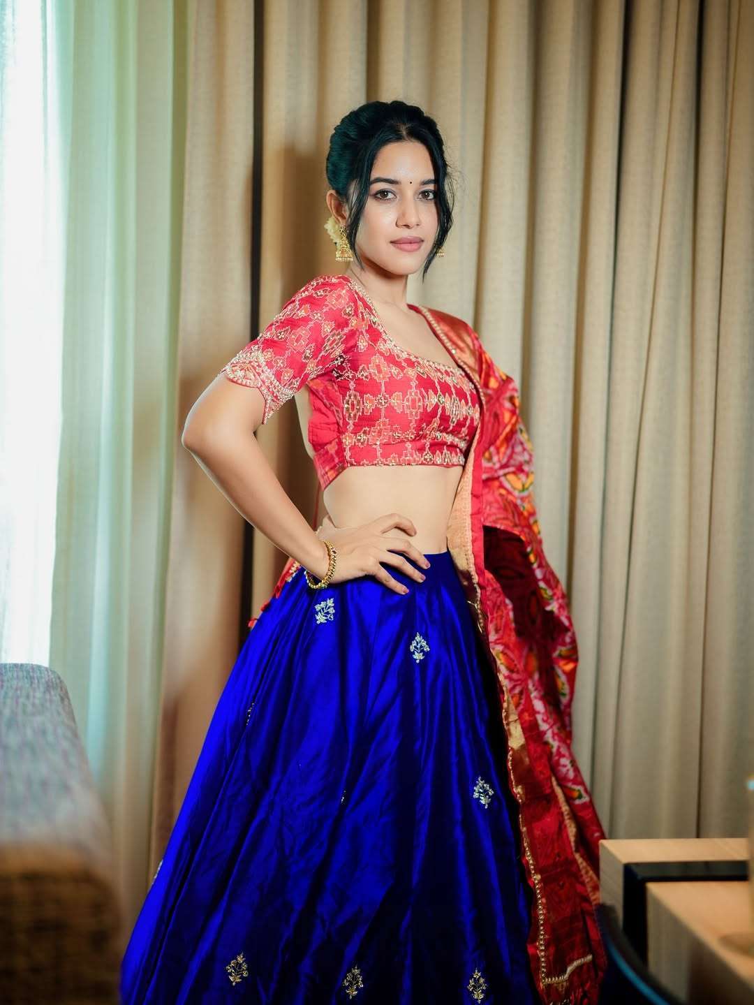 Mirnalini Ravi Shines in Her Elegant New Look – Stylish Photos Go Viral Online