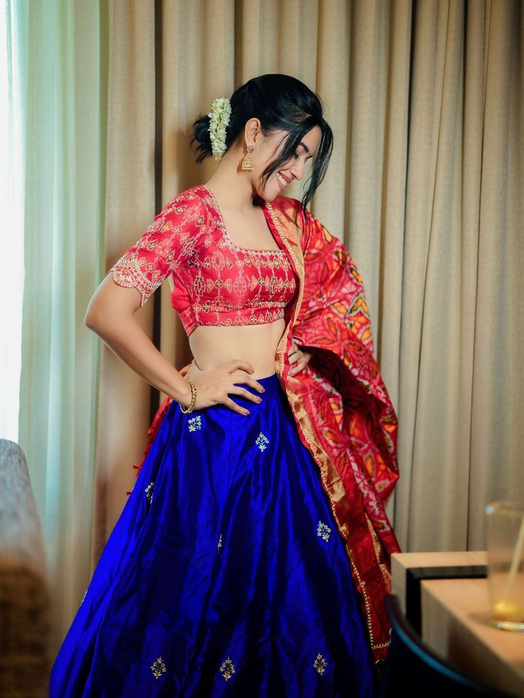 Mirnalini Ravi Shines in Her Elegant New Look – Stylish Photos Go Viral Online