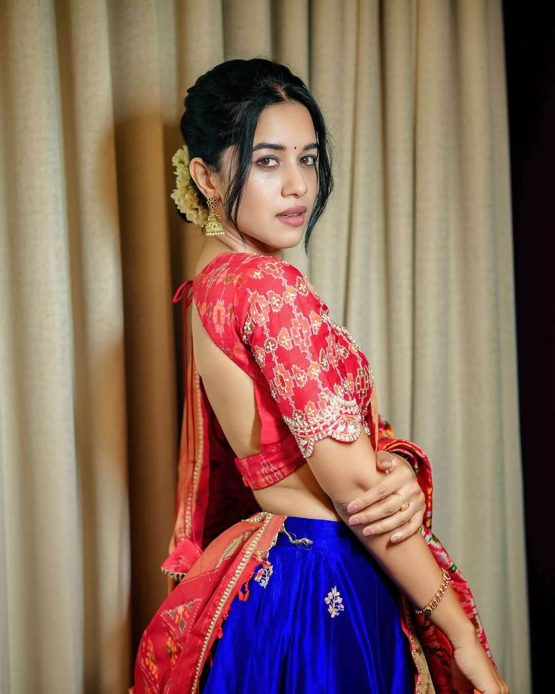 Mirnalini Ravi Shines in Her Elegant New Look – Stylish Photos Go Viral Online