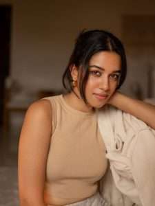 Mirnalini Ravi Shines in Her Elegant New Look – Stylish Photos Go Viral Online