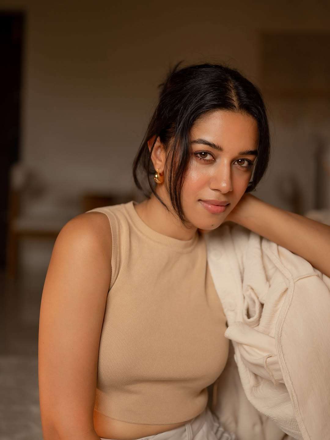 Mirnalini Ravi Shines in Her Elegant New Look – Stylish Photos Go Viral Online