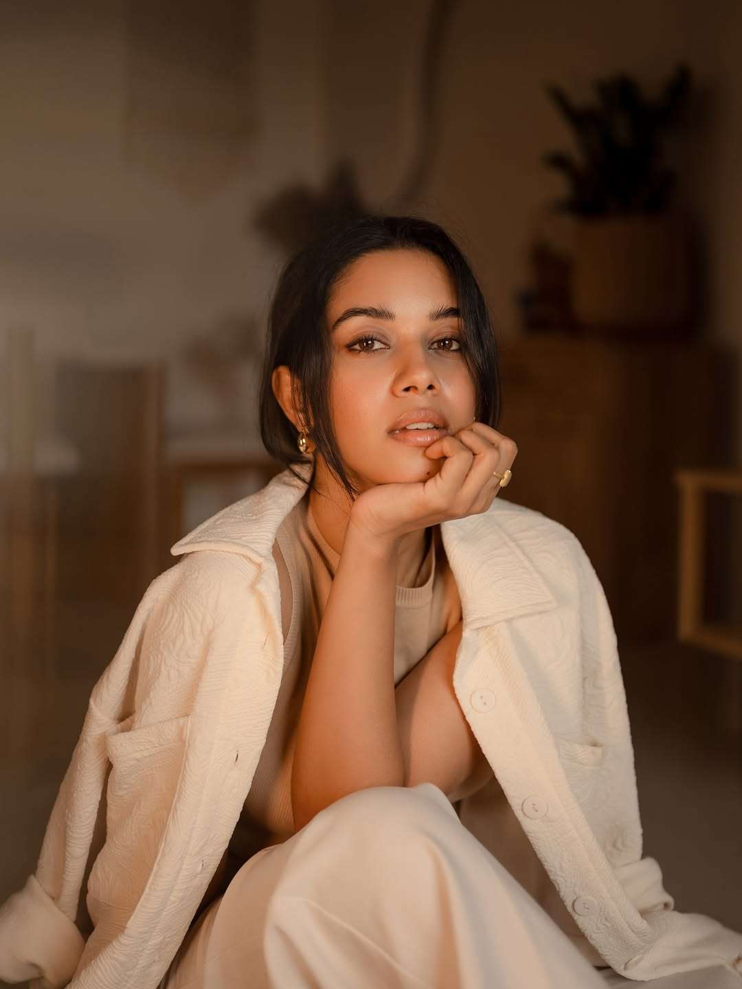 Mirnalini Ravi Shines in Her Elegant New Look – Stylish Photos Go Viral Online