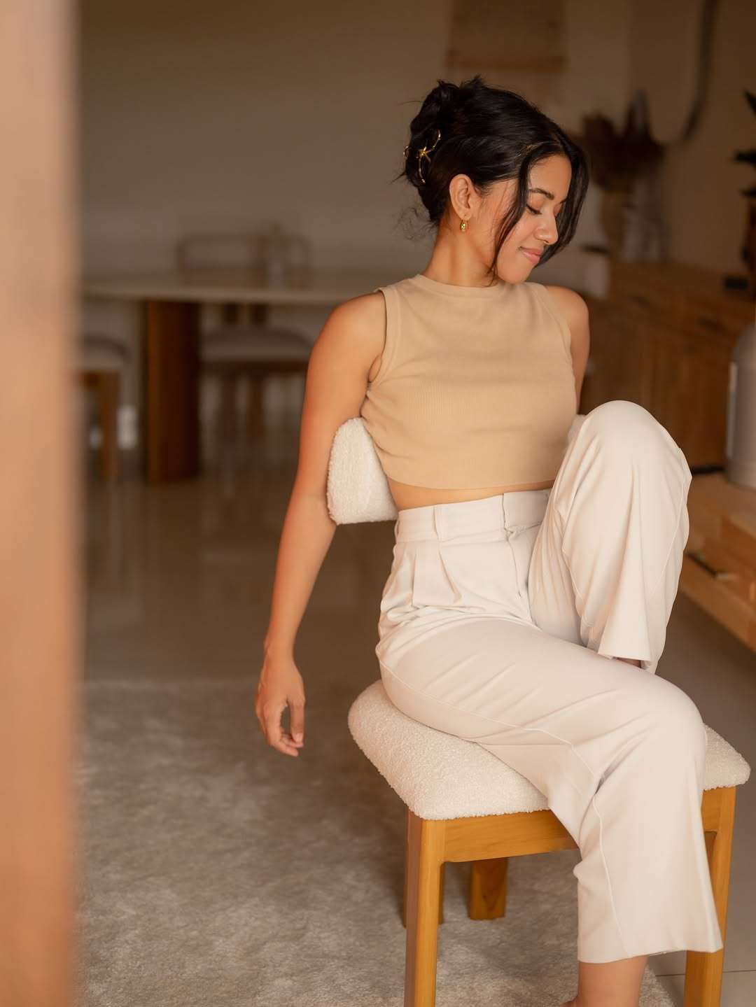 Mirnalini Ravi Shines in Her Elegant New Look – Stylish Photos Go Viral Online