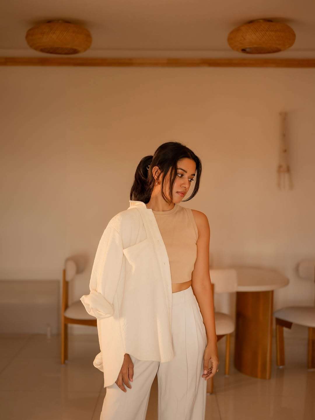 Mirnalini Ravi Shines in Her Elegant New Look – Stylish Photos Go Viral Online