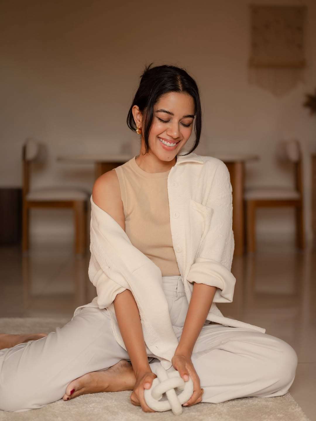 Mirnalini Ravi Shines in Her Elegant New Look – Stylish Photos Go Viral Online