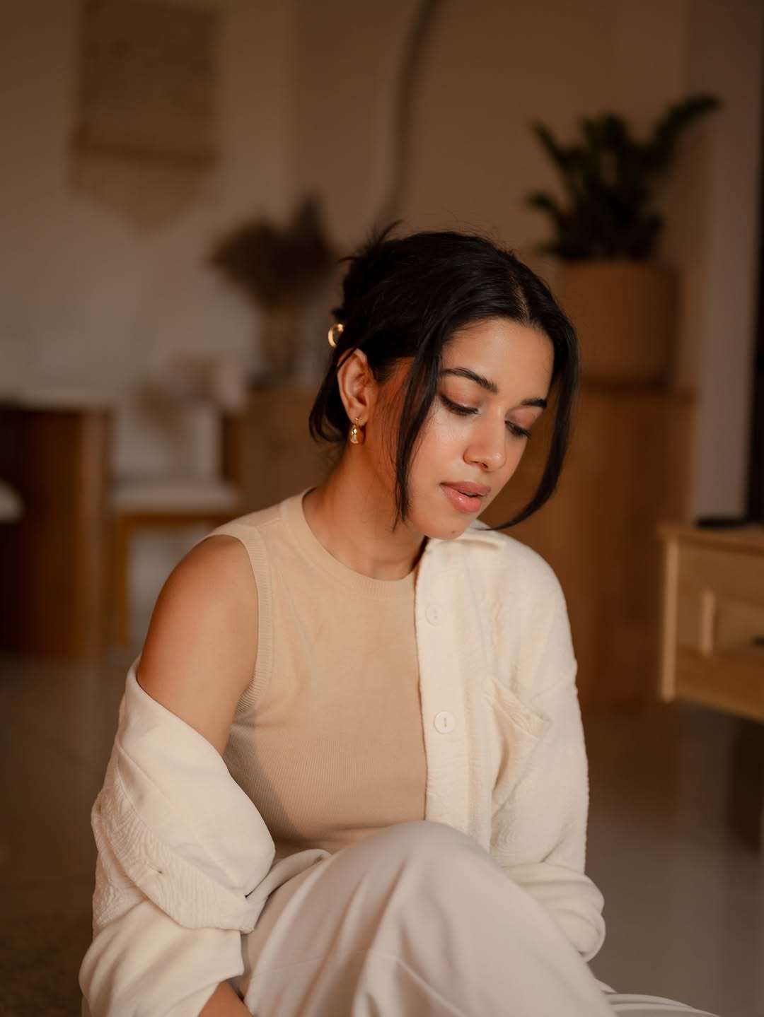 Mirnalini Ravi Shines in Her Elegant New Look – Stylish Photos Go Viral Online