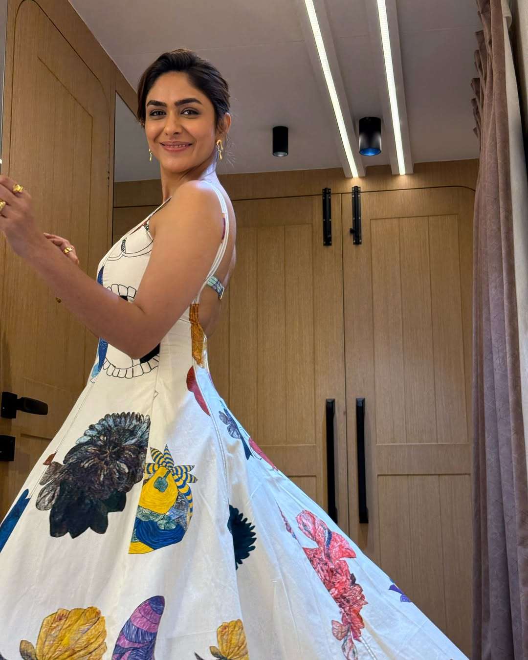 Mrunal Thakur Magical Photos Set Trends on Internet