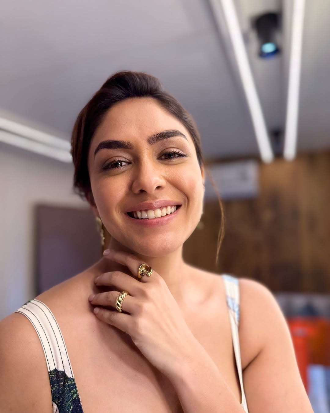 Mrunal Thakur Magical Photos Set Trends on Internet