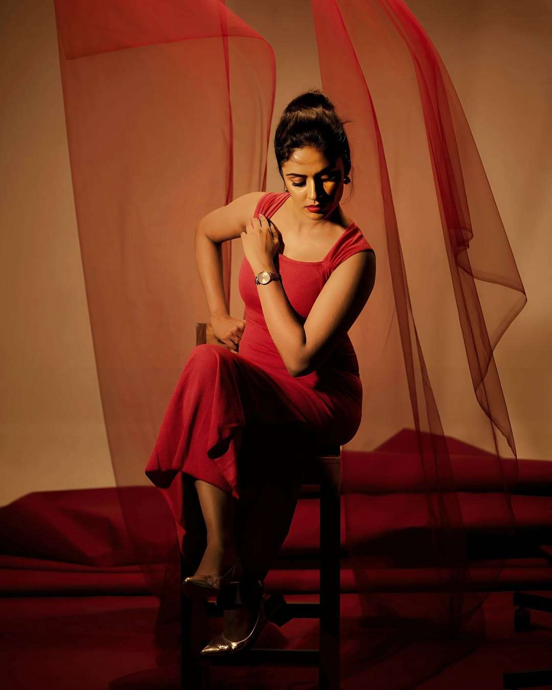 Trending Movie Actress Priyalaya grabs Kollywood fans Attention on Internet