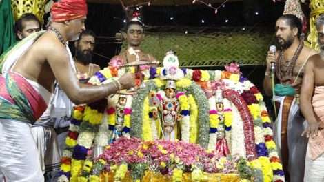 Why is Deepa Aarti performed in temples to the Lord?