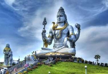 How should one circumambulate the Shiva temple on Pradosham