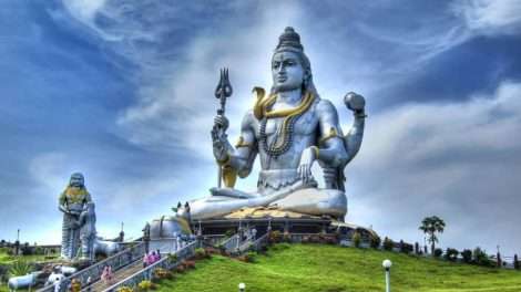 How should one circumambulate the Shiva temple on Pradosham